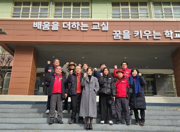 지난 9일 중화중학교 장학금 전달식에 참석한 가수 배아현과 팬클럽 ‘아트