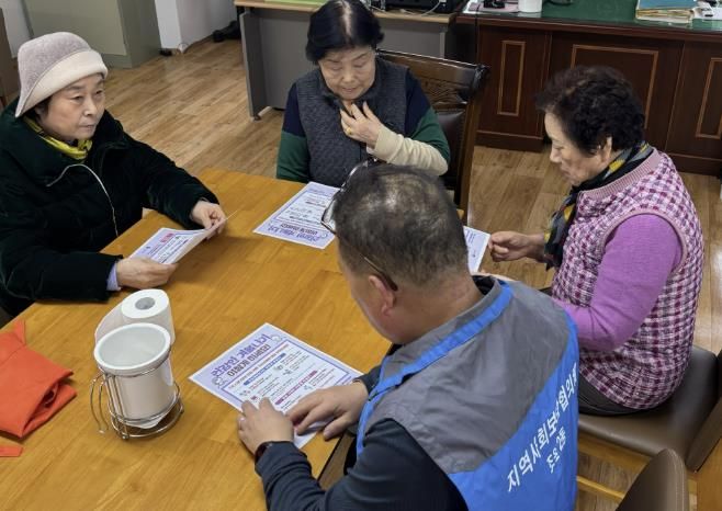 수원시 장안구 조원2동 지역사회보장협의체, 경로당 순회하며 한파대비 행동요령 안내