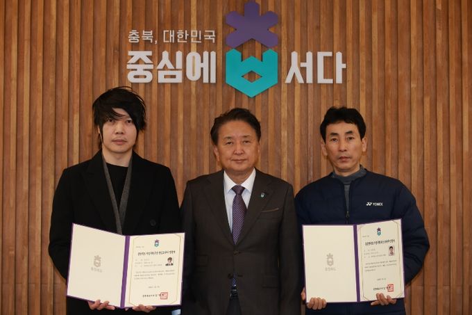 충북도 지정 무형유산 전승자 인정서 수여(왼쪽부터 양창언 씨, 감영환 지사, 유동열 씨)