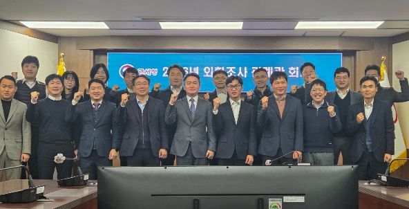 이종욱 관세청 차장(앞줄 가운데)이 13일 정부대전청사에서 열린 고환율 대응 전국세관 외환조사 관계관 회의를 마친 후 기념 촬영하고 있다