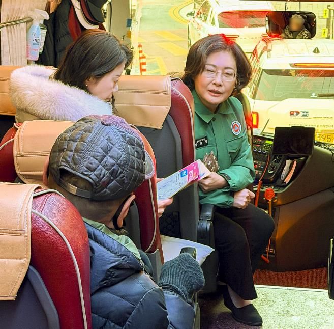 박희영 용산구청장이 14일 ‘2번 구민지원버스’를 탑승해 구민들과 대화하며 이용 불편 사항을 점검하고 있다.