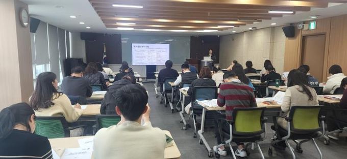 25년 1월 21일에 세종시교육청 본청대회의실에서 열린 교육비 특별회계 결산업무에 대한 강의 모습