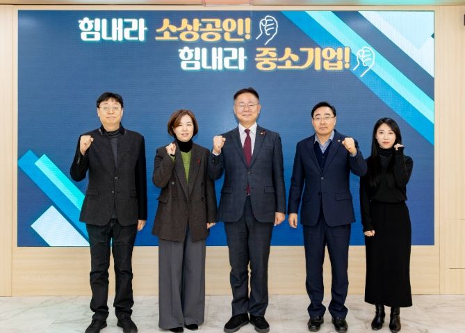 21일 김재욱 칠곡군수를 비롯해 관계자들이 중소기업과 소상공인을 응원하는 의미로 파이팅을 외치고 있다.