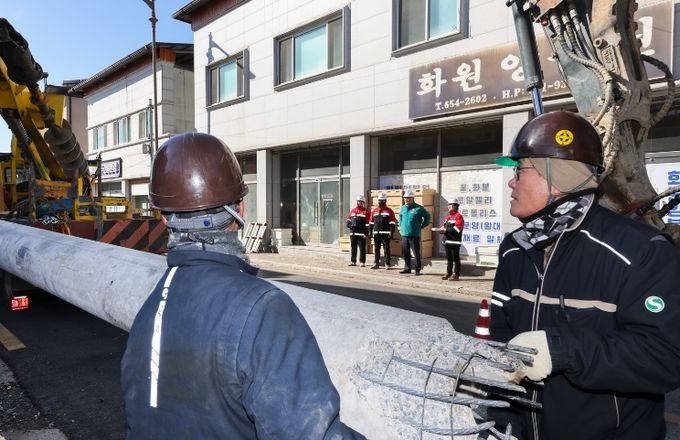전선지중화 사업 효자로 첫 전주 제거 현장점검