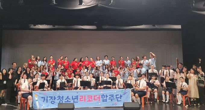 기장쳥소년리코더합주단이 싱가포르에 있는 프랑스국제학교에서 리코더 합주공연 후 기념촬영을 하고 있다.