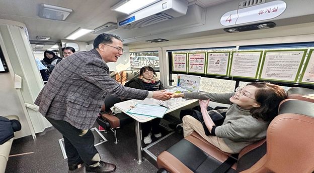 헌혈버스 안(장해윤 이사장 직무대행)