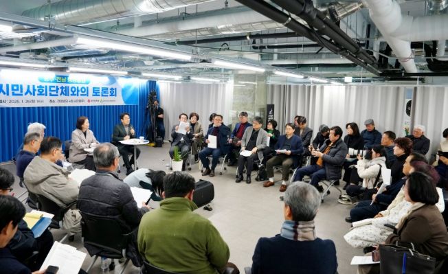 강기정 광주광역시장이 26일 전일빌딩245에서 열린 ‘광주·전남 행정통합 시민사회분야 공청회’에 참석해 노동·여성·인권 분야 시민사회단체와 함께 행정통합을 둘러싼 다양한 의견을 나누고 있다./광주광역시 제공