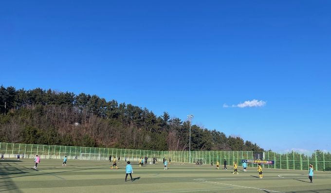 2026 STAY영덕 동계 축구 전지훈련에 참가한 선수들이 훈련 프로그램을 소화하고 있다.