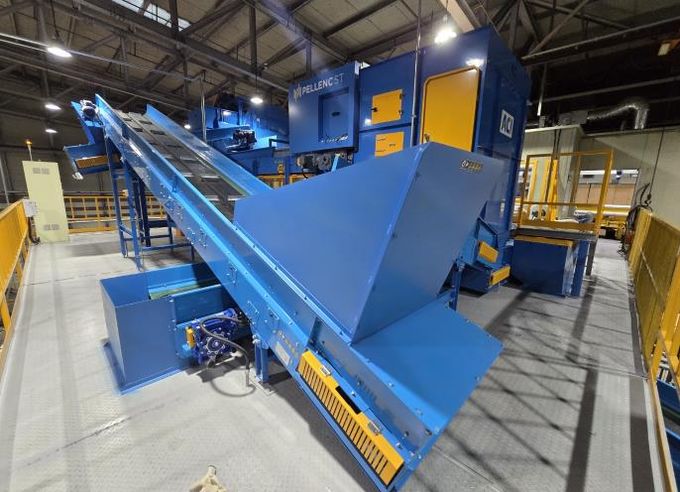 마산재활용품선별장에 설치된 플라스틱 자동 광학선별기