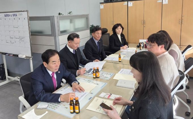 1. 성낙인 군수와 공무원들이 27일 행정안전부 자연재난대응국을 방문하여 사업을 설명하고 있다