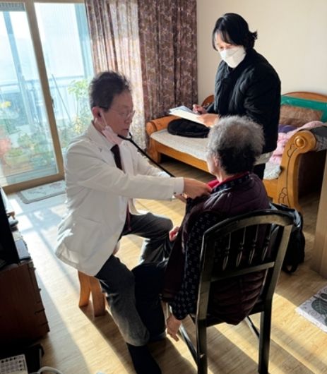 영천시보건소와 동산의원이 협력해 운영하는 재택의료센터가 지난 27일 첫 방문진료를 실시했다.