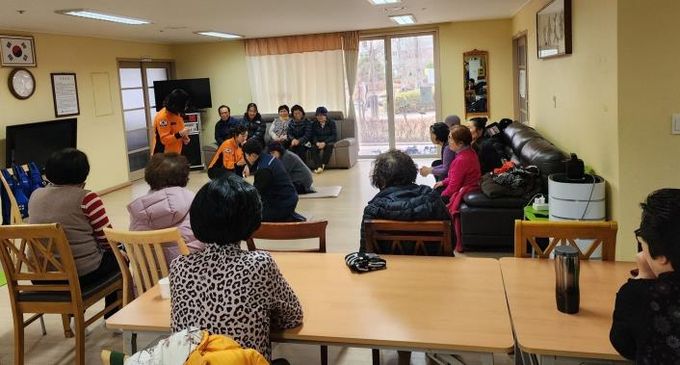 나주시 빛가람동지역사회보장협의체는 지난 26일부터 오는 2월까지 LH1단지 경로당 등 빛가람동 4개 경로당 어르신을 대상으로 심폐소생술(CPR) 교육을 진행하고 있다.