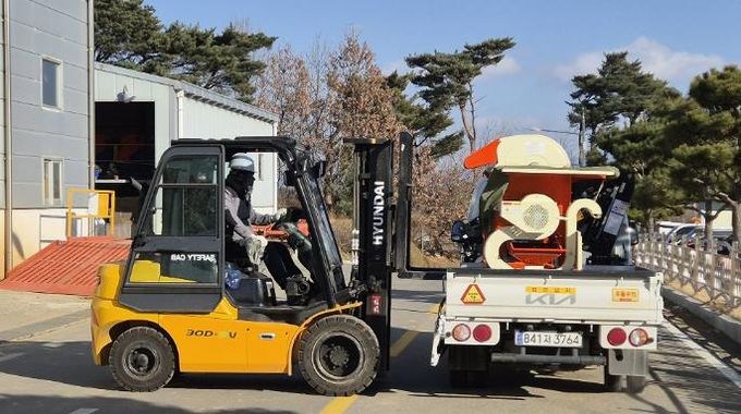 농업기계임대사업소 본소(인지면)에서 농업기계가 임대되는 모습