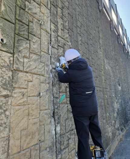 포항 북구 용흥동 노후교량 감실교에 균열 센서를 설치하고 있다.