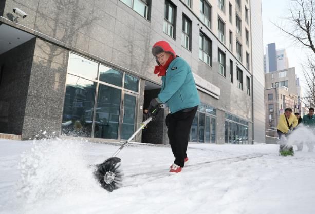 박강수 마포구청장이 공덕동 만리재로 일대에서 전동식 제설장비를 활용해 보도 제설작업을 하고 있다.