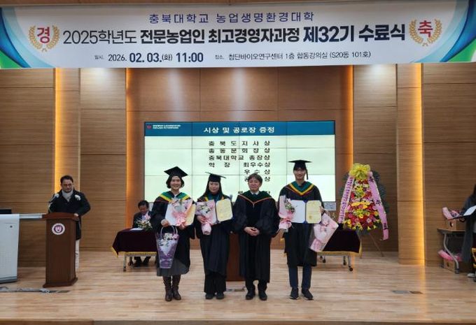 시상식 사진(오른쪽 첫번째 남성 강민우).