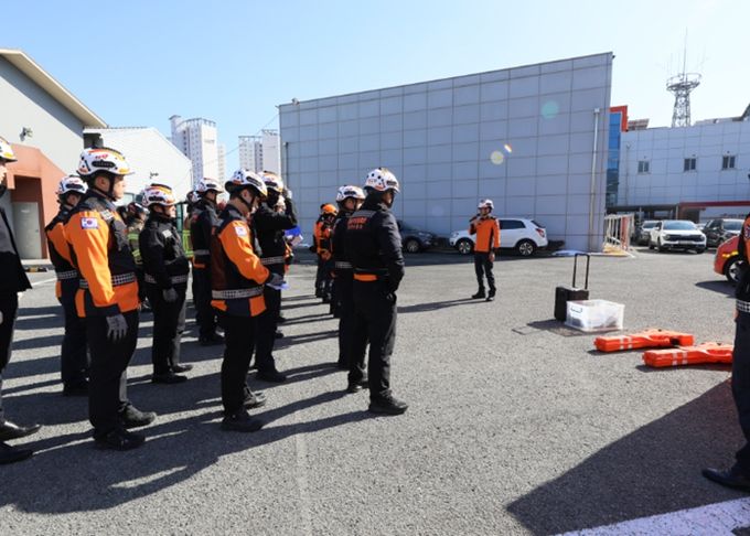강진소방서 대응구조과장(소방령 김도출)이 훈련에 참석한 통제단 운영요원들을 향해 기본적인 사용법, 임무수행절차등을 설명하고 있다.