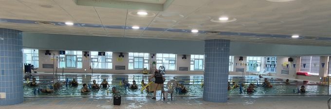 아쿠아로빅을 즐기고 있는 참가자들