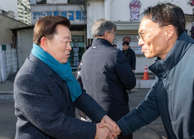 박승원 광명시장(사진 왼쪽)이 개웅교 재가설 공사에 대한 시민 안전 보완 대책을 마련해줄 것을 요청하고자 6일 오후 개웅교 재가설 공사 현장에서 이승환 한강유역환경청장(사진 오른쪽)을 만나 인사를 나누고 있다.