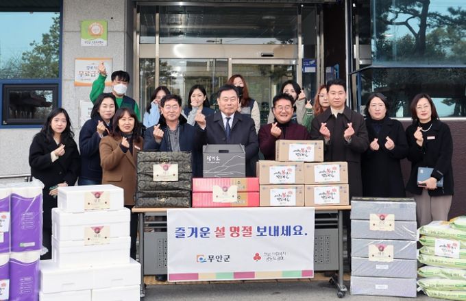 명절을 맞아 사회복지시설 위문 활동을 전개하는 모습