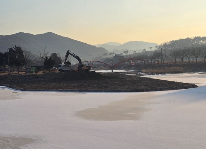 군이 집중호우시 원활한 통수를 위해 청양읍 교월리 용배의 퇴적토를 준설하고 있다.