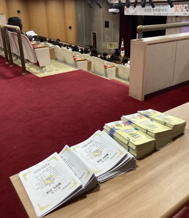 1. 천안시가 고등학교 졸업식에서 ‘새내기 청년을 위한 청년정책’ 홍보 활동을 펼쳤다.