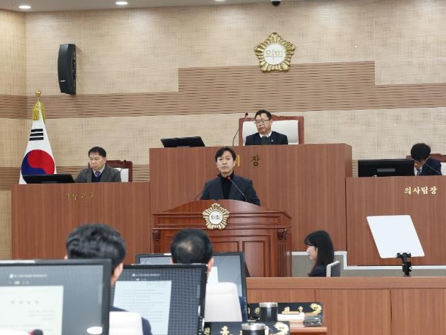 제264회 아산시의회 임시회 제2차 본회의에서 명노봉 의원인 5분 발언을 하고 있다.