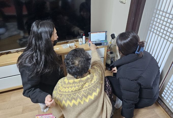 순천시는 설 연휴 기간에도 돌봄 공백이 발생하지 않도록 독거노인 등 어르신들의 안부 살피기를 지속한다.