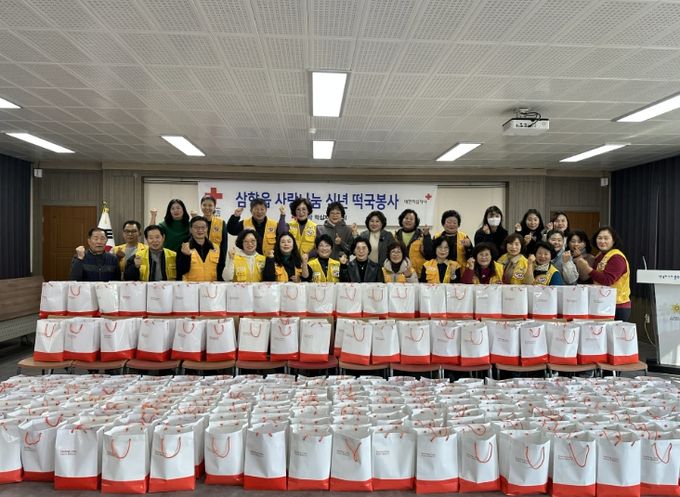 무안 삼향읍 남악적십자봉사회, 설 맞이 떡국떡 나눔