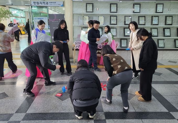 13일 시청민원실 앞에서 내방 민원인을 대상으로 청렴 딱지치기를 진행하고 있다.