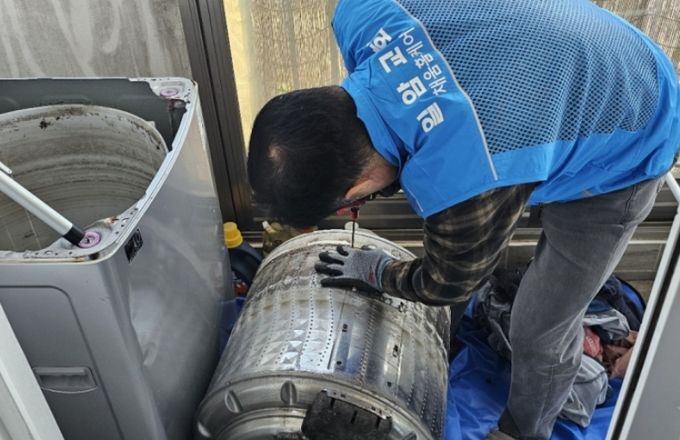 고양시 탄현2동, 일암교회에서 취약계층 10가구에 에어컨·세탁기 청소 지원