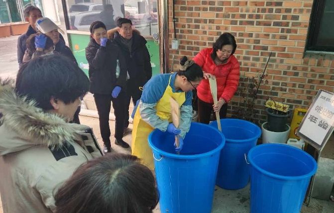 친환경농업 교육 모습(아인산염 제조 실습)