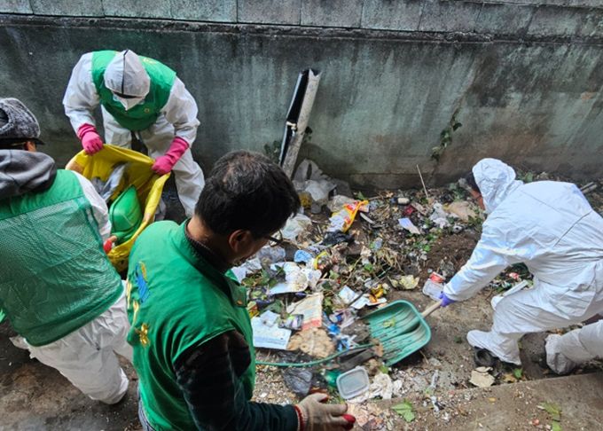 대구 서구, 쓰레기 더미 속 희망찾기...저장 강박 의심 독거 어르신 가구 주거 환경개선 지원