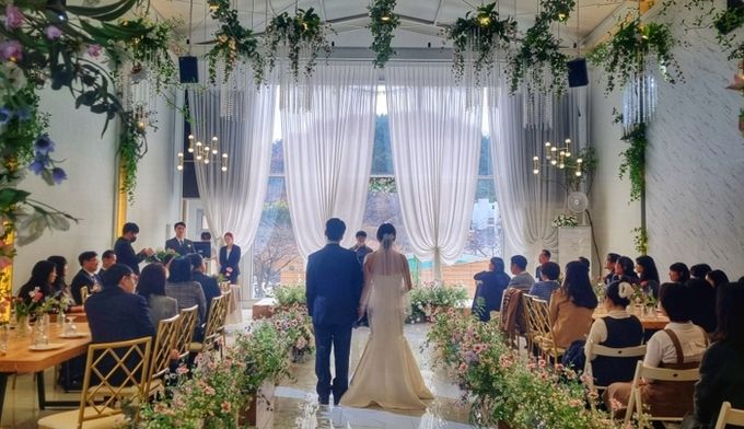 ‘작지만 특별한 결혼식’ 지원사업을 통해 결혼하는 신혼부부 모습.