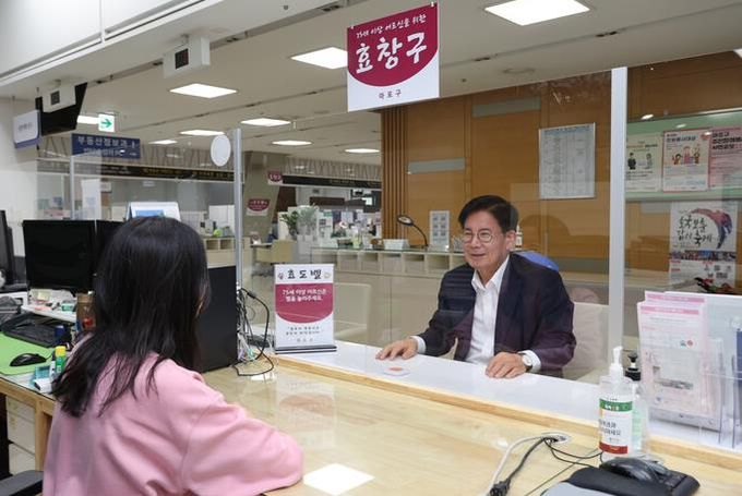 마포구청 종합민원실을 방문한 박강수 마포구청장