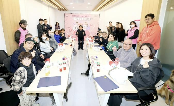 지난해 11월 서대문 내품애(愛)센터에서 열린 유실·유기동물 입양식에서 이성헌 서대문구청장(가운데)과 관계 주민 및 직원들이 기념 촬영을 하고 있다