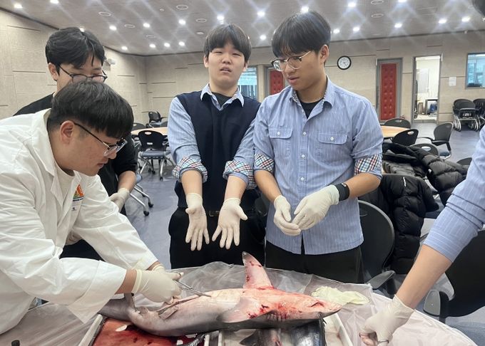 경상국립대학교(GNU) 해양과학대학은 통영시 교육발전특구사업의 일환으로 1월부터 2월까지 3차례에 걸쳐 지역 초·중학생을 대상으로 해양 특화 체험교육 프로그램을 운영했다