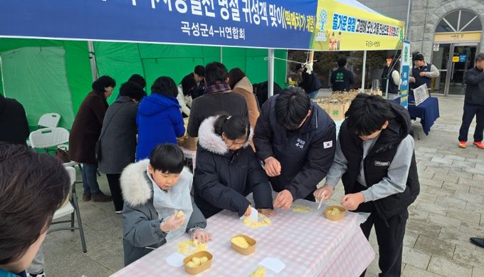 고향에 온 아이들이 인절미 만들기 체험에 참여하고 있다.