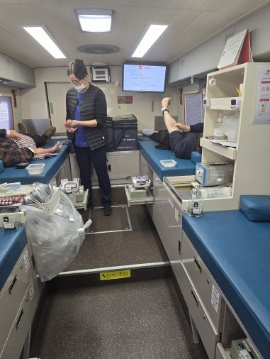 울산교육청 직원들이 20일 교육청 정문 앞 헌혈버스에서 헌혈 봉사활동에 참여하고 있다.