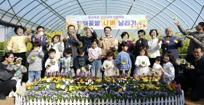 제54회 강진청자축제가 지난 21일 강진군 대구면 고려청자박물관 일원에서 열린 가운데 참석한 주요 인사들과 어린이들이 유채꽃밭에서 나비를 날리고 있다.