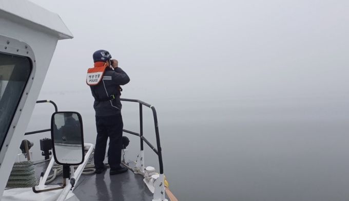 짙은 농무 속 해상 수색 중인 완도해경의 모습