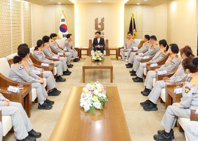 부천시는 지난 23일 의용소방대원들과 함께 간담회를 열었다.