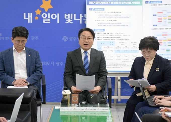 강기정 광주광역시장이 24일 시청 기자실에서 기자들을 만나 도시철도 2호선 개통에 대비한 역대 최대규모 신규 인력 채용계획을 설명하고 있다. /광주광역시 제공