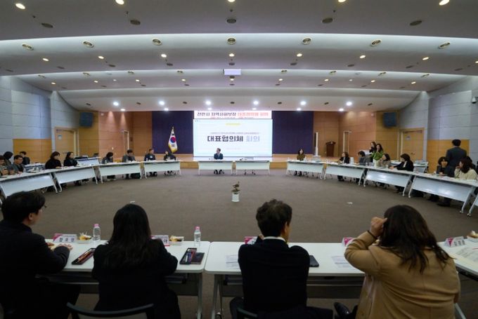 천안시는 24일 시청 대회의실에서 제11기 대표협의체 위촉식과 함께 2025년도 지역사회보장계획 시행결과 심의를 위한 회의를 개최했다.