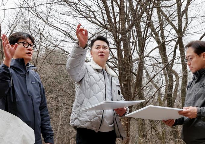 오언석 도봉구청장(가운데)이 도봉산 원통사 일대 등반 구간 주요 시설물 안전점검을 주관하고 있다