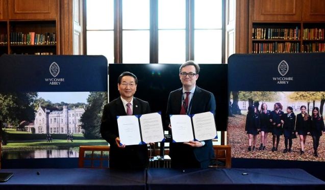 유정복 인천광역시장이 24일(현지시간) 영국 위컴 애비 스쿨(Wycombe Abbey School)을 방문해 피터 워렌 이사장과 MOU를 체결한 뒤 기념촬영을 하고 있다.