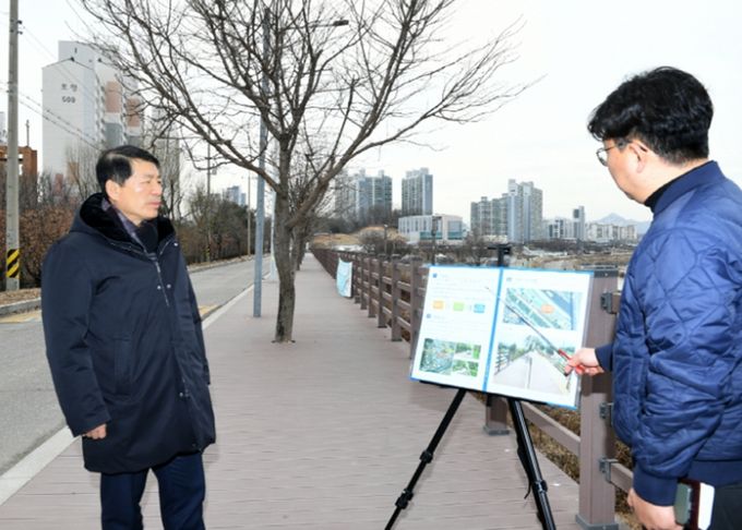 왕숙천 제방 내 관망 산책로 운영 현황에 대해 보고받는 백경현 구리시장