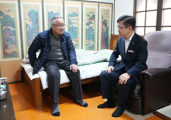 신필승 서산시 부시장이 지난 25일 독립유공자 유족을 만나 감사의 뜻을 전달했다.