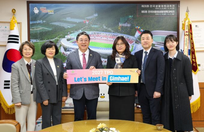 왼쪽부터 송둘순 김해시 관광과장, 배선영 김해시 문화관광국장, 홍태용 김해시장