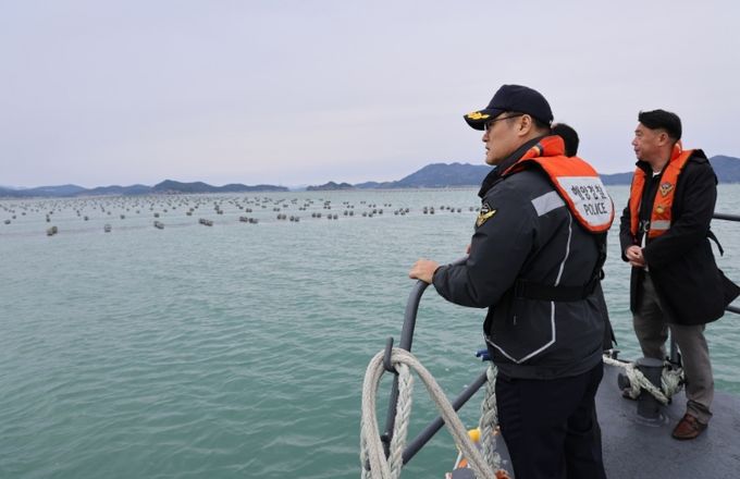 관내 김 양식장을 점검하는 완도해양경찰서장의 모습